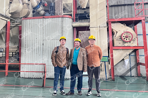 阿爾及利亞客戶加工方解石考察我司超細(xì)立磨機